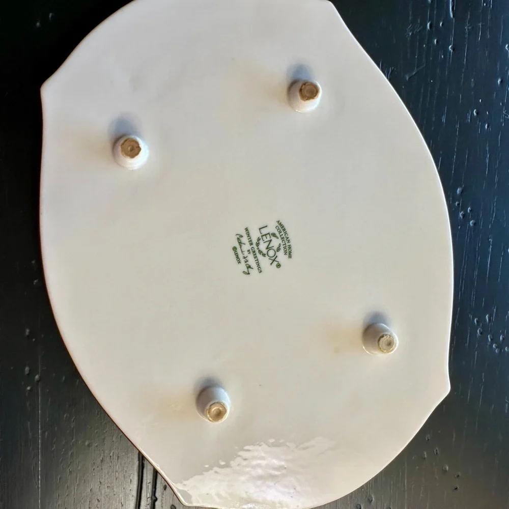 LENOX, “WINTER GREETINGS “ TRIVET. MADE OF PORCELAIN WITH 24 KARAT GOLD ACCENTS.